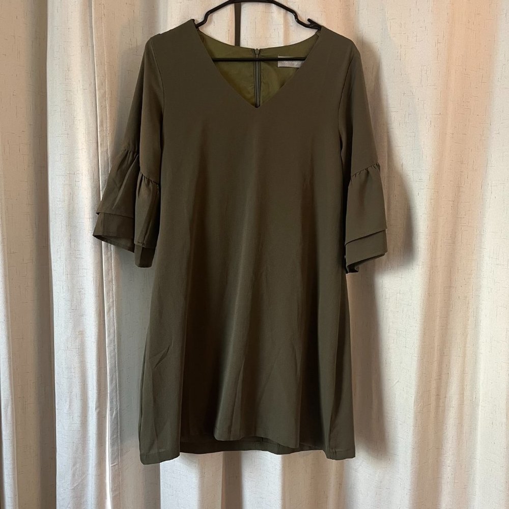 Belongsci Dress Olive Green V-Neck Bell Sleeved Lined Dress size S